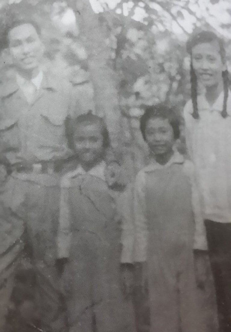 Vợ chồng GS. Tôn nữ thị Cung và 2 con gái Đặng Nguyệt Ánh, Đặng Nguyệt Quý