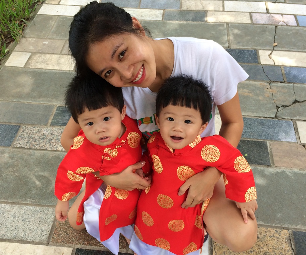 Ngày Tết, MC Hoàng Linh tận dụng từng giây phút cho gia đình - 2 Hai cục cưng của MC Hoàng Linh
