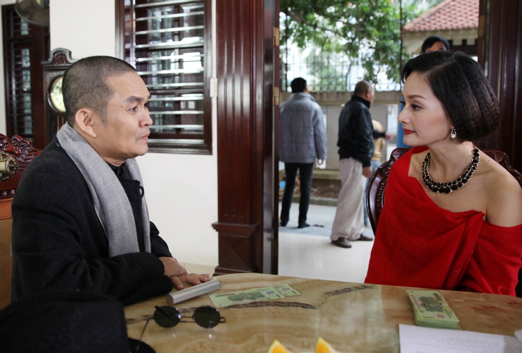Xuân Hinh trở thành “đại gia” của “chân dài” Lan Phương - 1 Hai diễn viên đang cùng nhau ôn luyện kịch bản