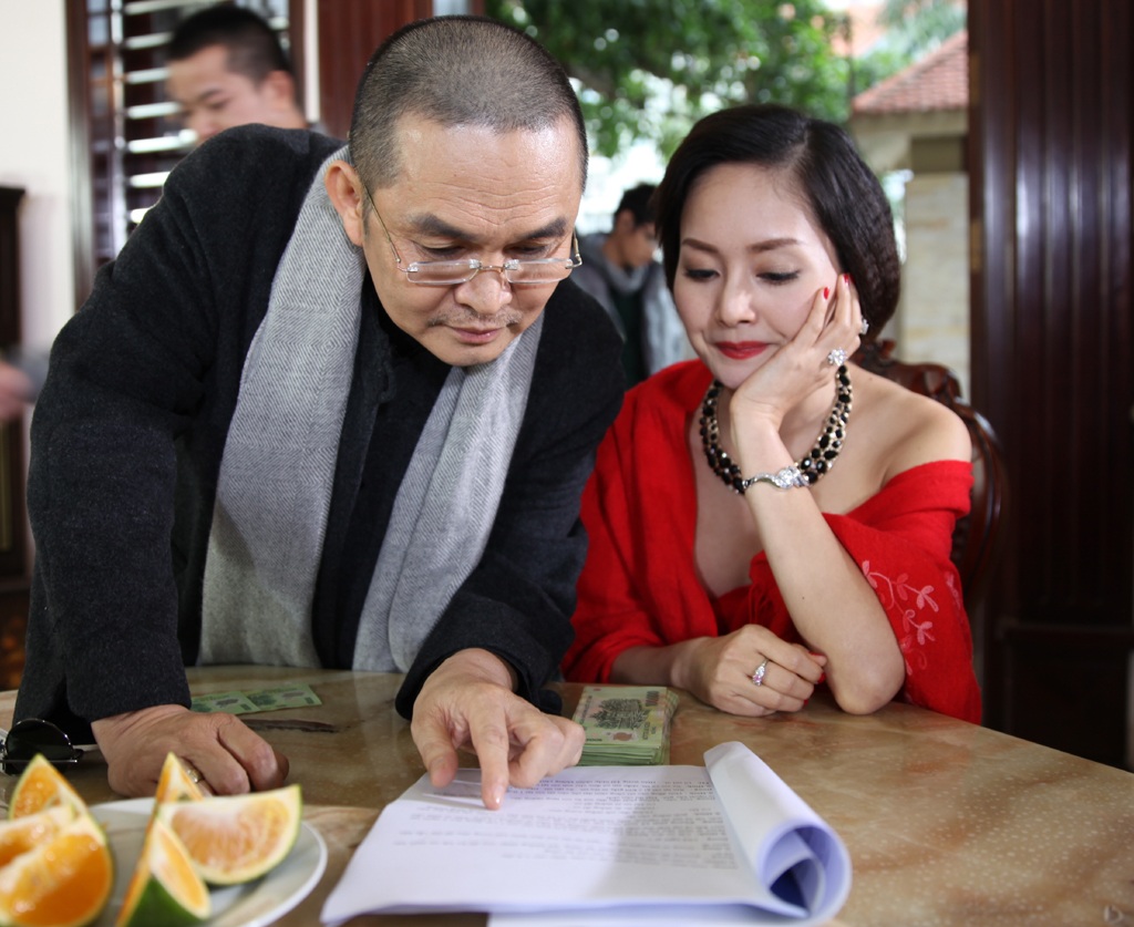 Xuân Hinh trở thành “đại gia” của “chân dài” Lan Phương - 2 Hai diễn viên đang cùng nhau ôn luyện kịch bản