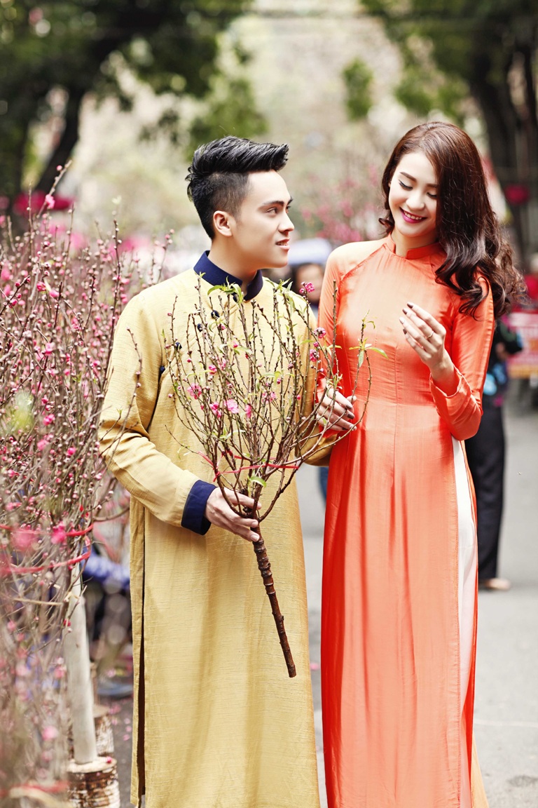 Phan Hà Phương dịu dàng bên MC Thái Dũng ngày Tết - 2 MC Thái Dũng và siêu mẫu Hà Phương yêu Tết truyền thống