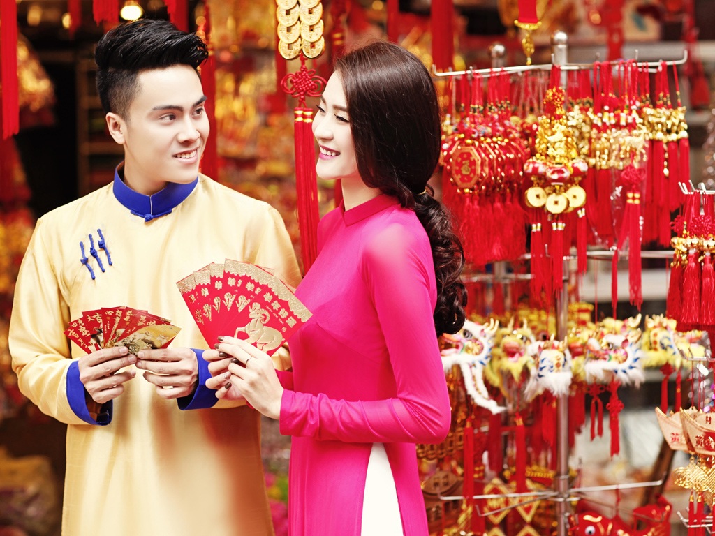 Phan Hà Phương dịu dàng bên MC Thái Dũng ngày Tết - 1 MC Thái Dũng và siêu mẫu Hà Phương yêu Tết truyền thống