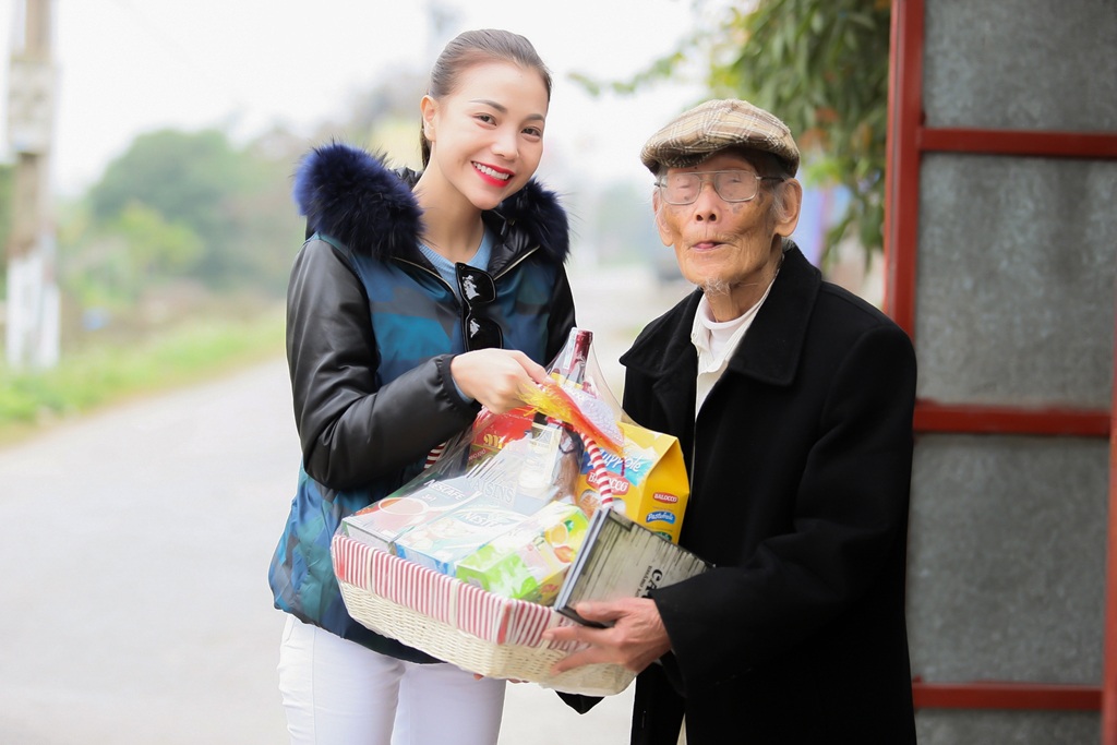 Ca nương Phạm Thị Huệ chúc Tết các “báu vật” nghệ thuật dân gian - 4 Đến thăm nghệ nhân Nguyễn Phú Đẹ