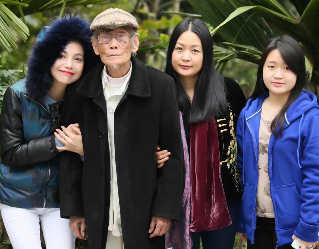 Ca nương Phạm Thị Huệ chúc Tết các “báu vật” nghệ thuật dân gian - 2 Đến thăm nghệ nhân Nguyễn Phú Đẹ