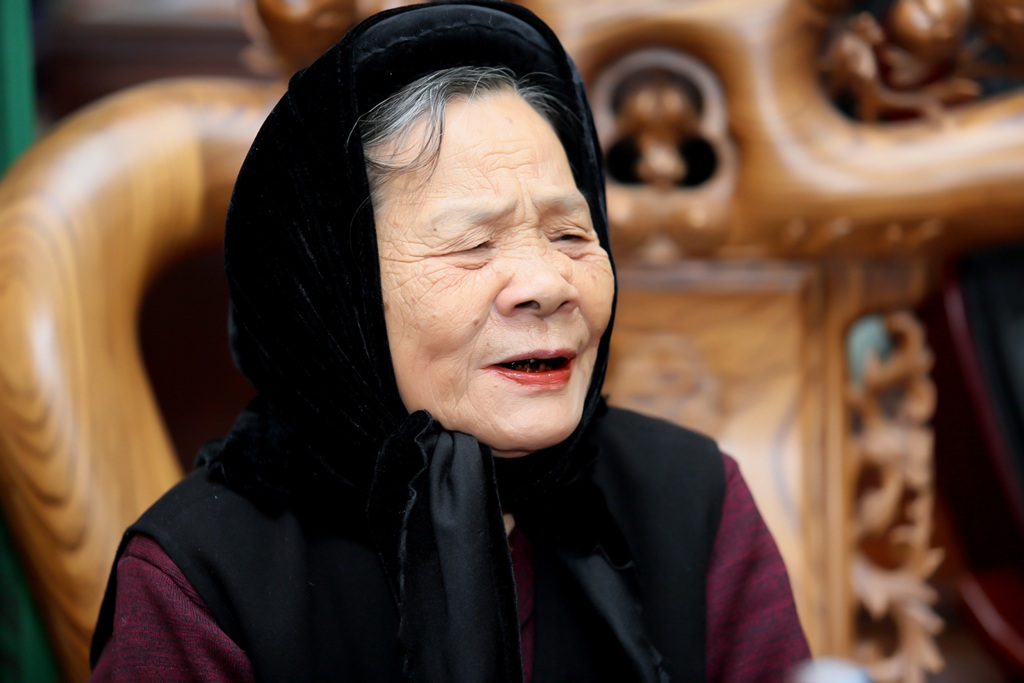 Ca nương Phạm Thị Huệ chúc Tết các “báu vật” nghệ thuật dân gian - 6 Với nghệ nhân Nguyễn Thị Bàn