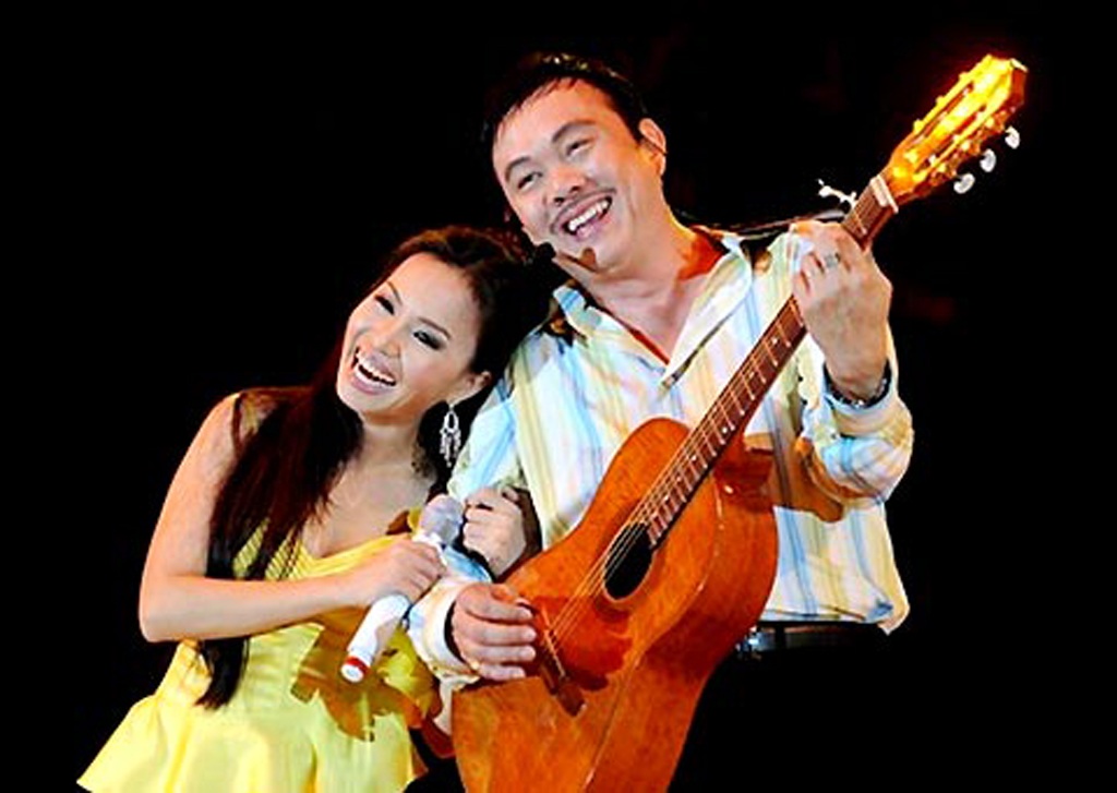 Nghệ sĩ hài Chí Tài nhớ lại thời để tóc dài, hát rock - 2 Bao nhiêu năm đi đàn hát chẳng ai biết, và phải nhờ đến hài kịch, người ta mới biết đến tên mình”