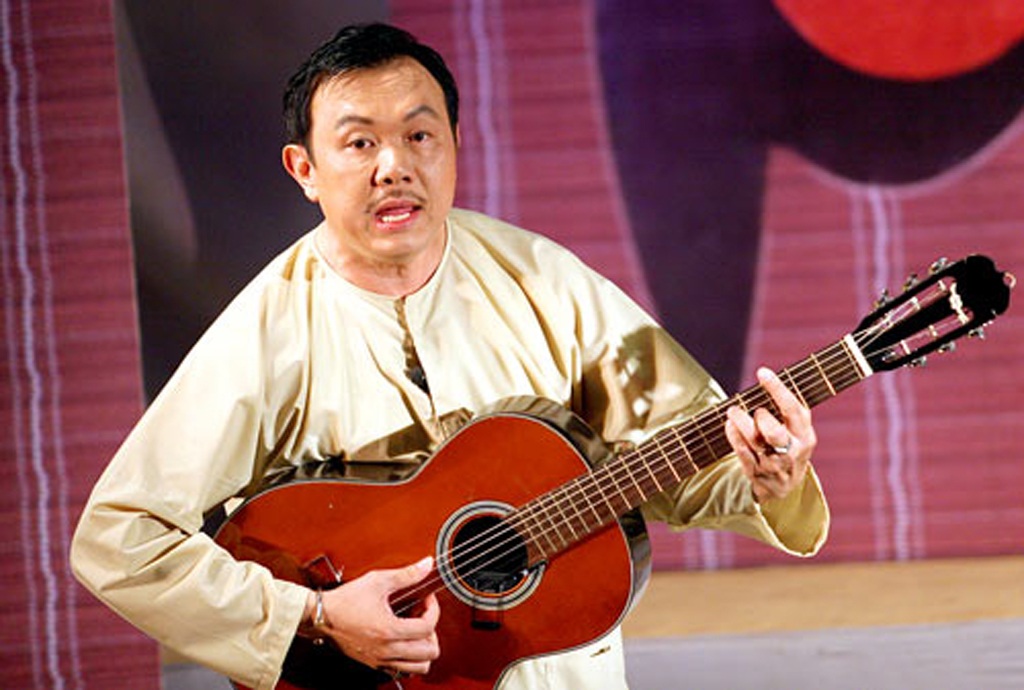 Nghệ sĩ hài Chí Tài nhớ lại thời để tóc dài, hát rock - 1 Chí Tài là nghệ sĩ chơi guitar điêu luyện