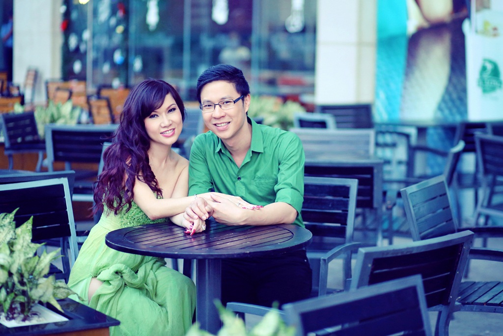 MC Anh Quân và Kavie Trần làm cặp đôi ngọt ngào trên phố ngày 8/3 - 3 Hào Hoa