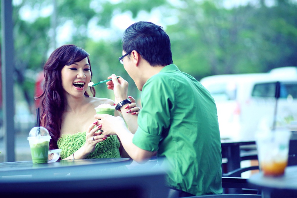MC Anh Quân và Kavie Trần làm cặp đôi ngọt ngào trên phố ngày 8/3 - 1 Hào Hoa