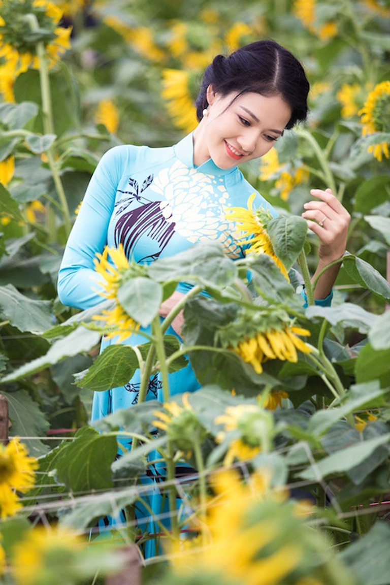 Hai hoa hậu Quý bà đọ dáng với áo dài - 1 Hoa hậu Trần Thị Quỳnh ngày càng đẹp mặn mà