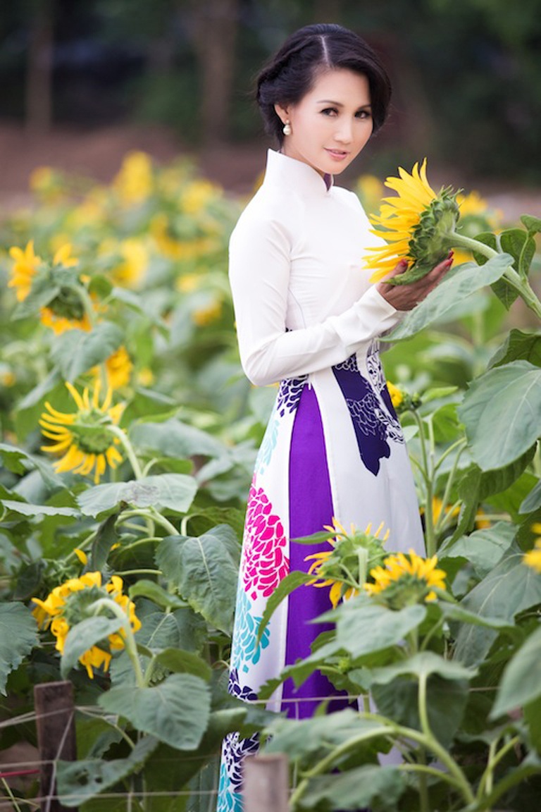 Hai hoa hậu Quý bà đọ dáng với áo dài - 4 Hoa hậu Quý bà châu Á Sonya Sương Đặng rất thích mặc áo dài truyền thống