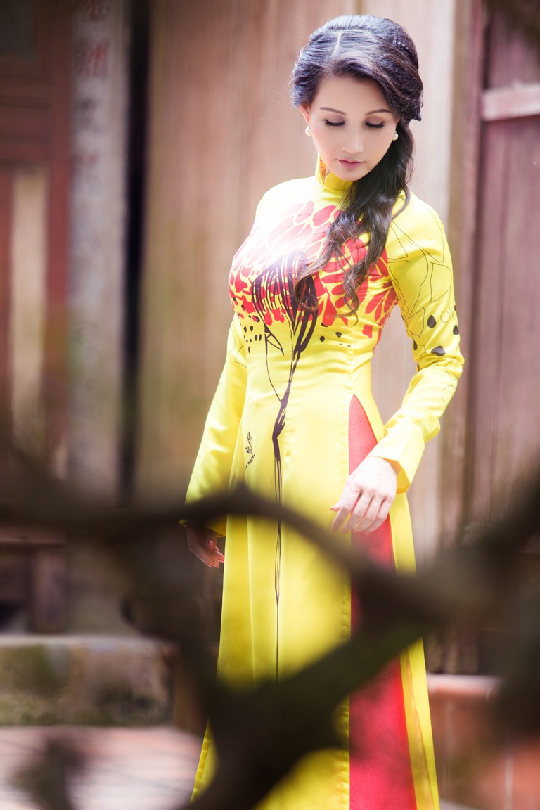 Hai hoa hậu Quý bà đọ dáng với áo dài - 5 Hoa hậu Quý bà châu Á Sonya Sương Đặng rất thích mặc áo dài truyền thống
