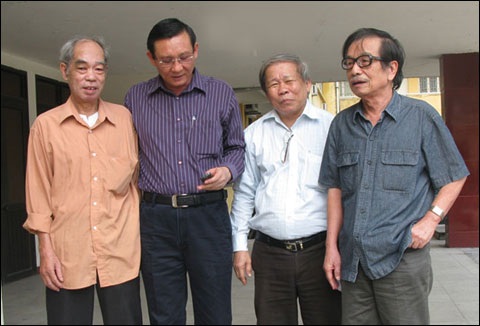 Sáng nay, xử vụ kiện 74 tỷ đồng kịch bản phim Biệt động Sài Gòn - 1 Nhà báo Nguyễn Thanh (trái) và đạo diễn Lê Phương (phải) tại
phiên tòa 6 năm trước (ảnh tư liệu)