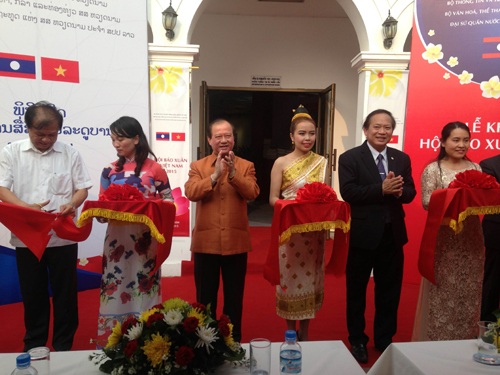 Tưng bừng Hội báo Xuân Việt Nam trên nước bạn Lào - 1 Tưng bừng Hội báo Xuân Việt Nam trên nước bạn Lào
