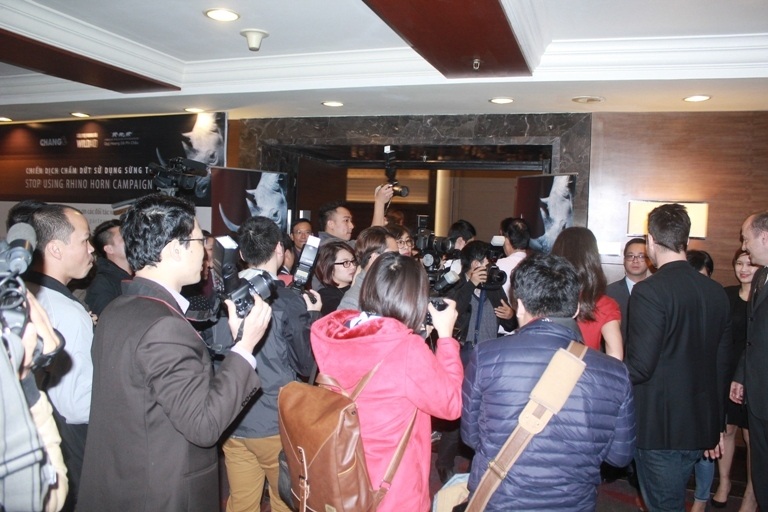 Maggie Q được báo chí săn đón tại Hà Nội