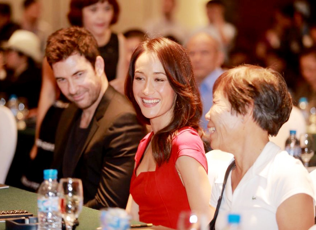 Việt Nam luôn có vị trí đặc biệt trong trái tim người đẹp Maggie Q - 3 Maggie Q cùng hôn phu và mẹ tại Hà Nội chiều nay 10/4