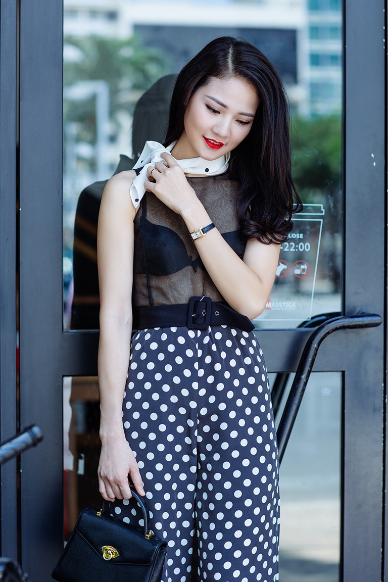 Hoa hậu Trần Thị Quỳnh táo bạo diện áo trong suốt - 2 Hào Hoa