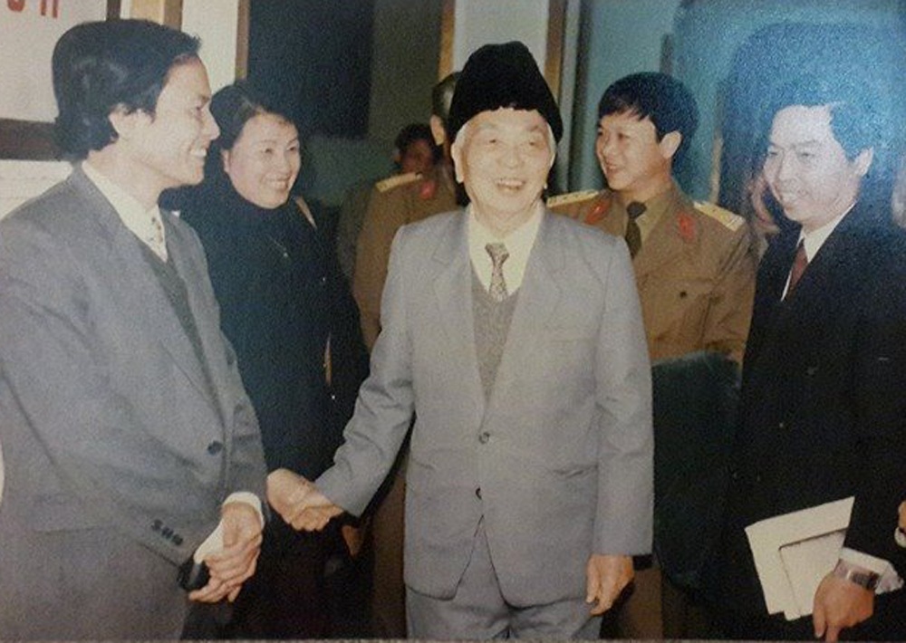 Những chuyện đằng sau bản tin chiến thắng ngày 30/4/1975 - 2 NSƯT Kim Cúc được Đại tướng Võ Nguyên Giáp bắt tay nhân một lần Đại tướng đến thăm Đài tiếng nói VN