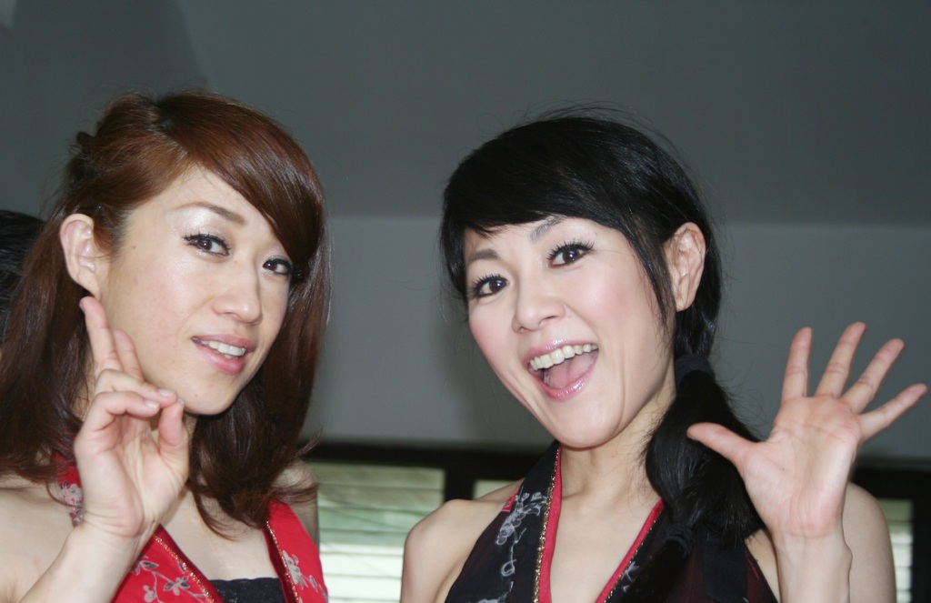 Hai nữ ảo thuật gia Nhật Bản xuất hiện tại làng trẻ SOS Hà Nội ngày 24/5