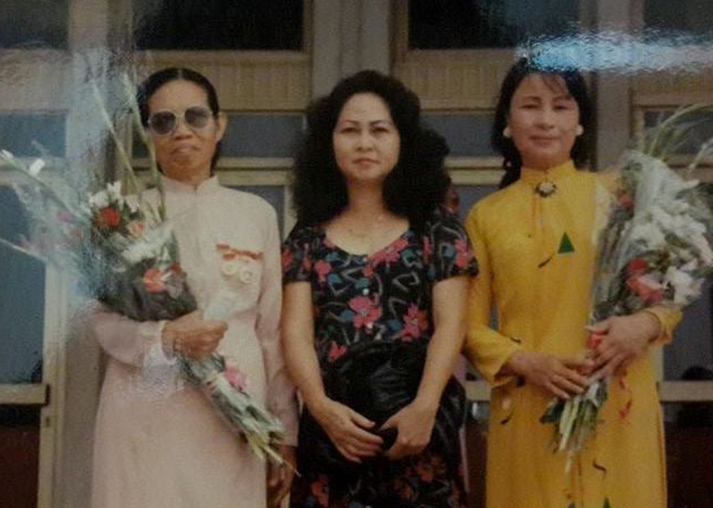 Chuyện đời “người đọc truyện đêm khuya” - 2 NSƯT Kim Cúc (ngoài cùng bên phải)