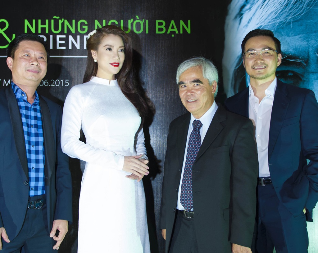 Diễn viên Trương Ngọc Ánh gặp nhà báo Nick Út - 2 Cuộc đấu giá những bức ảnh của nhà báo Nick Út để quyên tiền cho quỹ từ thiện