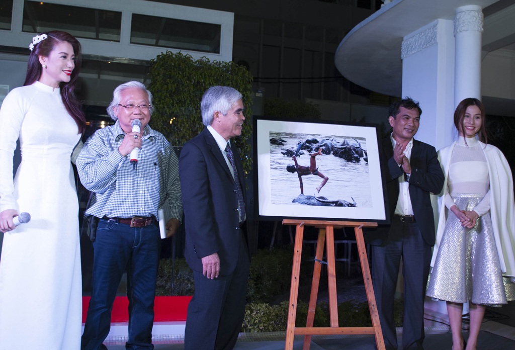 Diễn viên Trương Ngọc Ánh gặp nhà báo Nick Út - 3 Đêm quyên góp từ thiện có sự góp mặt của nhiều nghệ sĩ