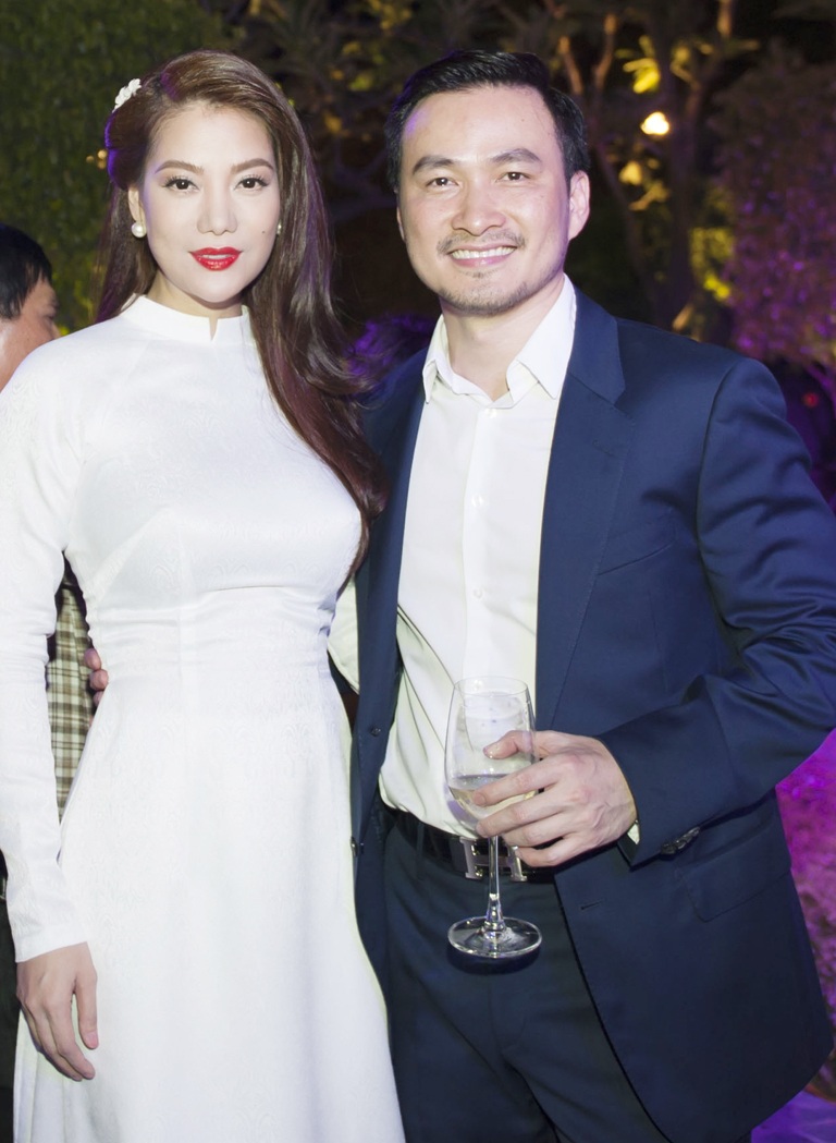 Diễn viên Trương Ngọc Ánh gặp nhà báo Nick Út - 5 Đêm quyên góp từ thiện có sự góp mặt của nhiều nghệ sĩ