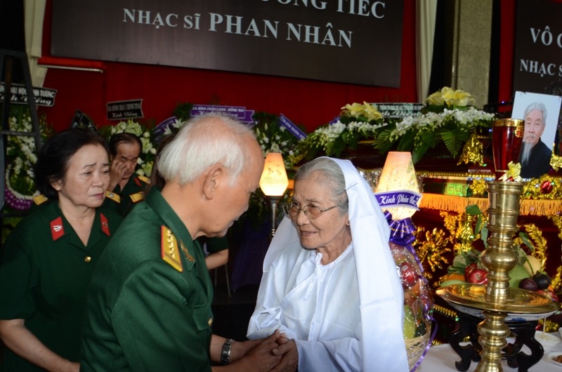 Gia đình, bạn bè tiếc thương nhạc sĩ Phan Nhân