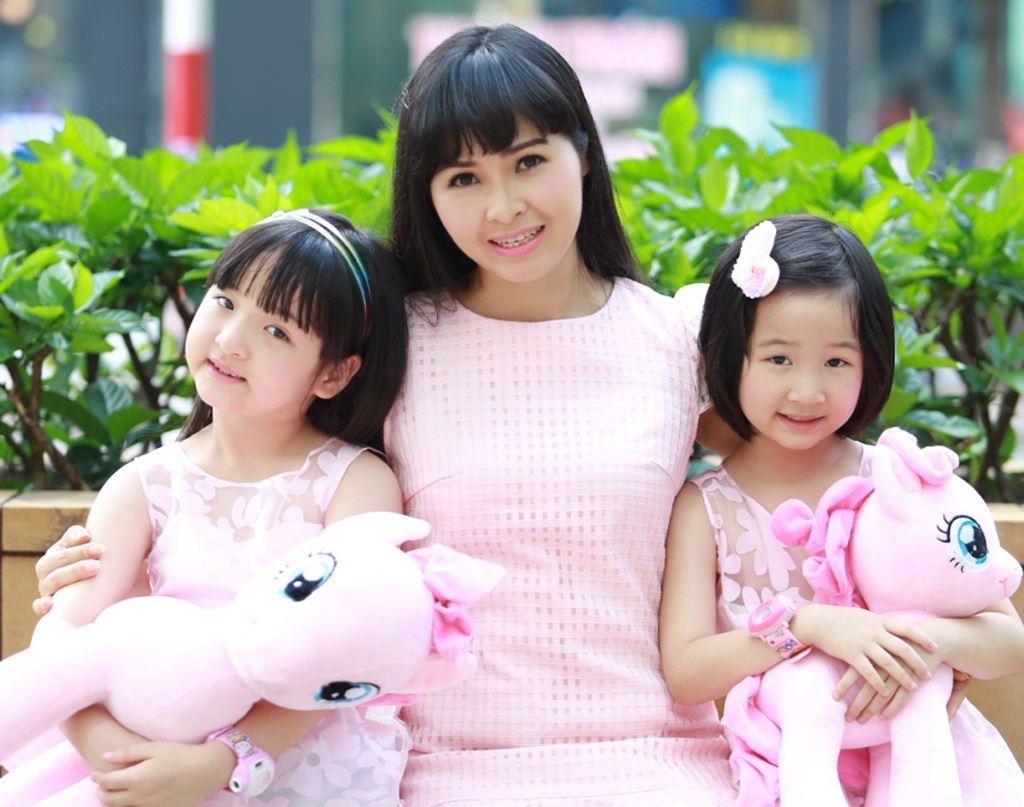 Trang Nhung và con gái “Á quân” xinh tươi rạng rỡ - 6 Hào Hoa