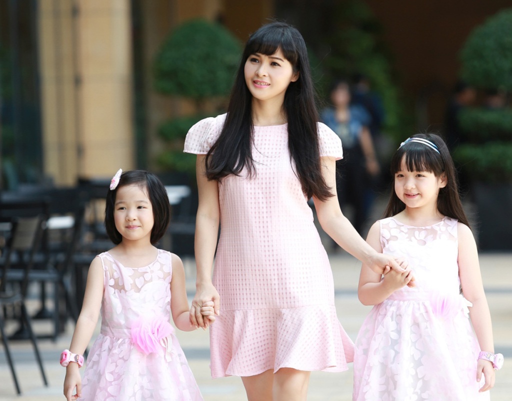 Trang Nhung và con gái “Á quân” xinh tươi rạng rỡ - 8 Hào Hoa