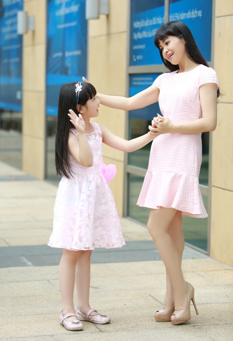 Trang Nhung và con gái “Á quân” xinh tươi rạng rỡ - 4 Hào Hoa