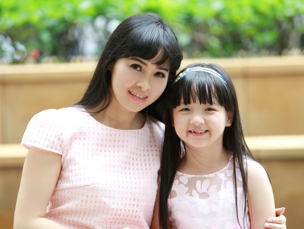 Trang Nhung và con gái “Á quân” xinh tươi rạng rỡ - 5 Hào Hoa