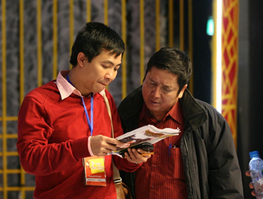 Tổng đạo diễn trả lời về Táo quân 2015 - 1 Tổng đạo diễn chương trình Táo quân- NSƯT Đỗ Thanh Hải trong quá trình tập với NSƯT Chí Trung