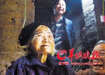 Mọi người rất vui mừng khi cụ Peng từ cõi chết trở về