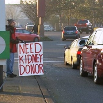 Earl Martinez với một tấm biển trên tay hàng ngày vẫn đứng ở ven đường mong tìm được người cho thận