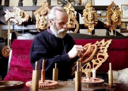 “Siêu nhân” chế tạo đồng hồ bằng…gỗ