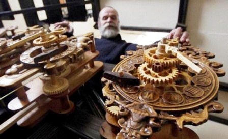 “Siêu nhân” chế tạo đồng hồ bằng…gỗ