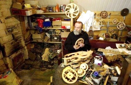 “Siêu nhân” chế tạo đồng hồ bằng…gỗ