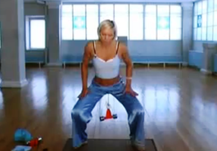 Chị Tatyana Kozhevnikova đang nâng tạ bằng cơ quan sinh dục