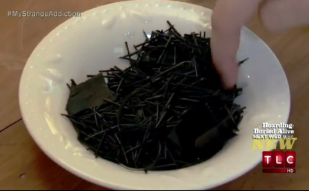 Thiếu nữ nghiện ăn lốp xe