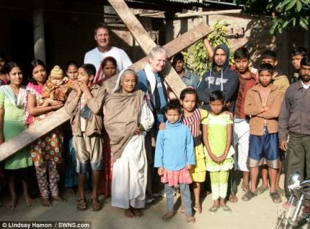 Hamon chụp ảnh cùng với người dân ở bang