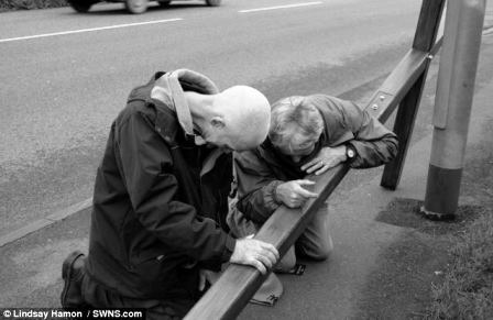 Hamon cầu nguyện cùng với những người không hề quen biết trong cuộc hành trình của ông