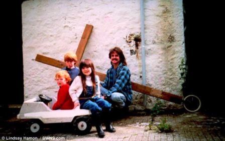 Lindsay Hamon nở nụ cười trước khi lên đường thực hiện sứ mệnh truyền giáo vào năm 1987