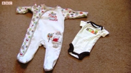 Bé George King mặc những bộ đồ dành cho trẻ trên 6 tháng tuổi