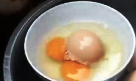 Quả trứng chứa 2 lòng đỏ và 1 quả trứng khác - 1 Quả trứng kỳ lạ có đến 2 lòng đỏ và 1 quả trứng khác bên trong