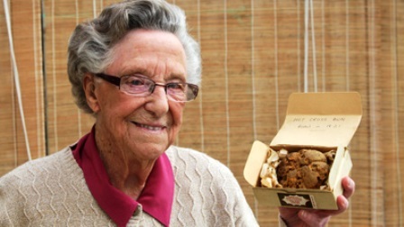 Bà Nancy Titman với chiếc bánh gia truyền đời thứ 5