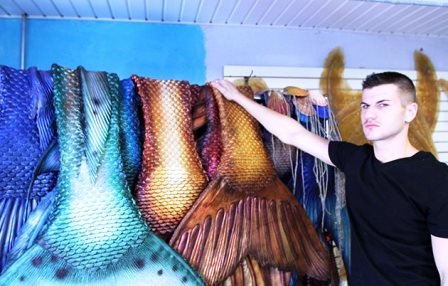 Eric Ducharme với chiếc đuôi giống như nàng tiên cá