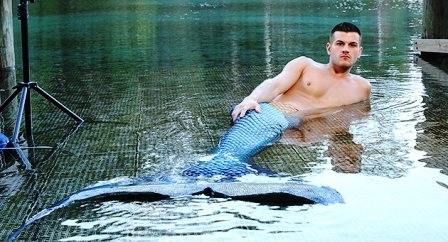 Eric Ducharme với chiếc đuôi giống như nàng tiên cá