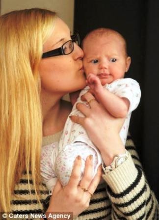 Khám dạ dày phát hiện mang bầu và sinh con sau 7 tiếng