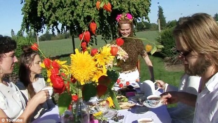 Mặc dù trên người đang bám đầy ong nhưng cô Sara vẫn ung dung ngồi thưởng thức bữa ăn